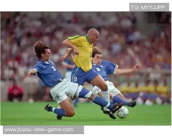 度足球球星贴：回顾足坛巨星风采与赛季精彩瞬间